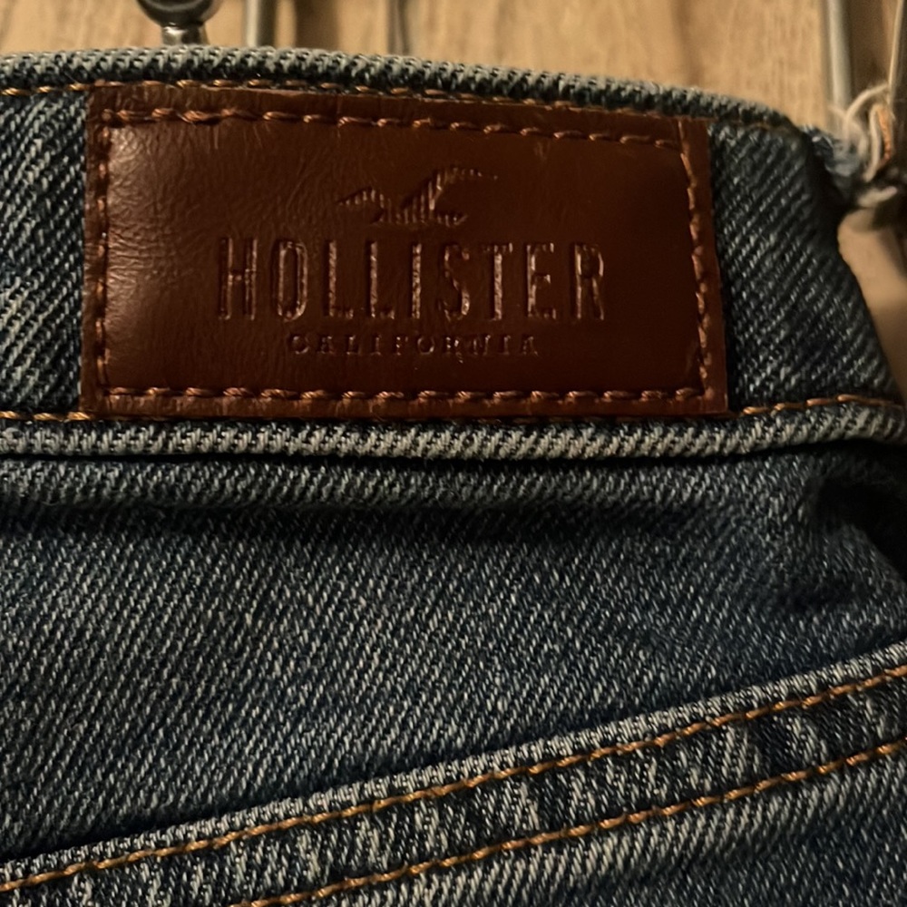 Hollister Ultra High Rise Mom Jeans - Picture 4 of 4
